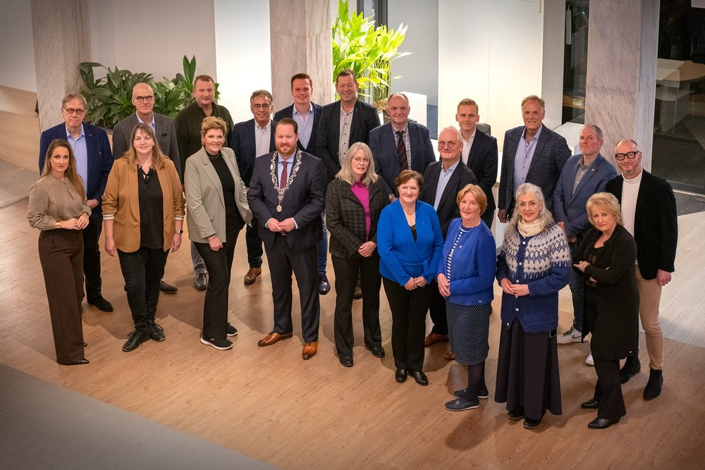 raad en de griffie met burgemeester Jeroen Diepemaat